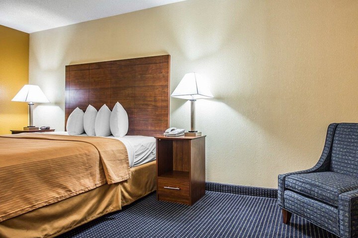 Room 33 of 48