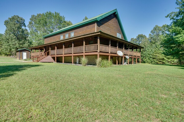 Secluded Broken Bow Cabin w / Fire Pit and Deck!