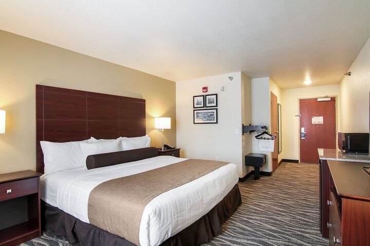 Cobblestone Inn & Suites at UW Stout Downtown Menomonie