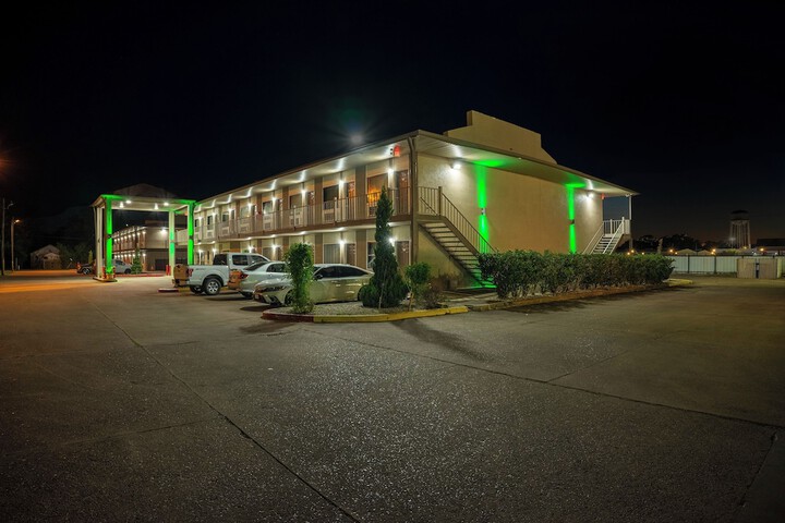 Regency Inn & Suites by OYO Bay City TX
