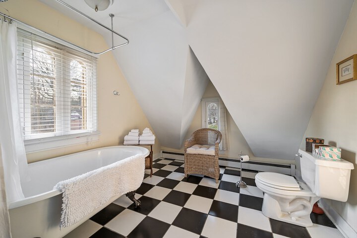 Room 35 of 76