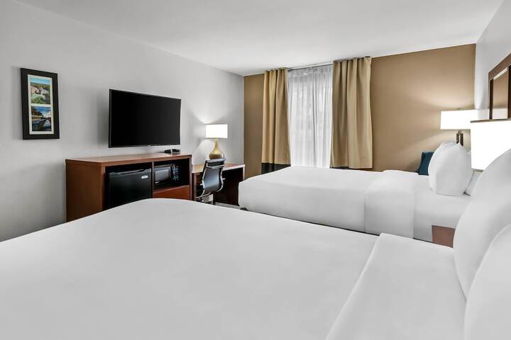 Comfort Inn & Suites Greenwood near University