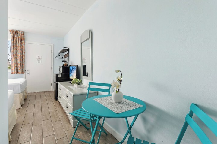 Daytona Inn & Suites