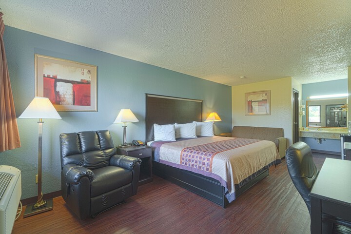 Regency Inn & Suites by OYO Bay City TX