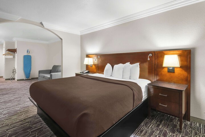 Room 16 of 34