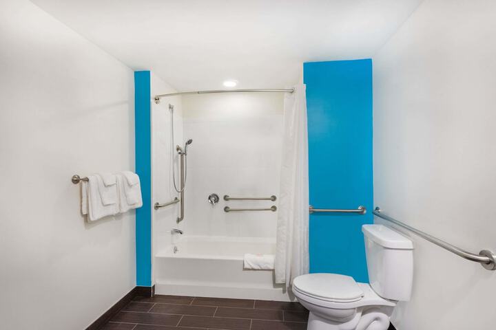 Howard Johnson by Wyndham Quincy / Boston
