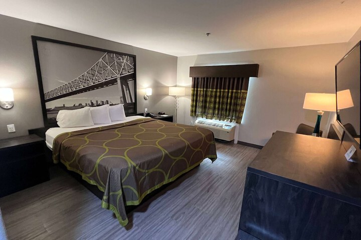 Super 8 by Wyndham Lake Charles / Sulphur