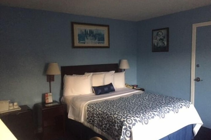 Days Inn by Wyndham Cleveland Lakewood