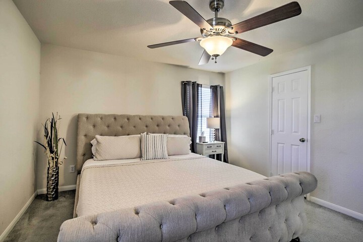 Luxe Home 30 Miles to Houston w / Pool & Grill