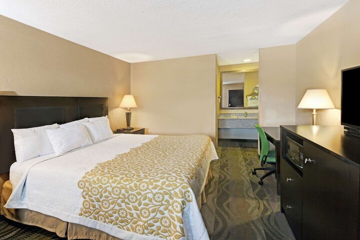 Room 10 of 14