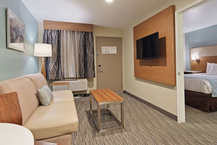 Room 10 of 28