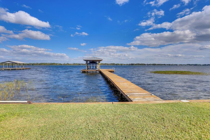 Lakefront Home w / Game Room Kayaks, & Fire Pit