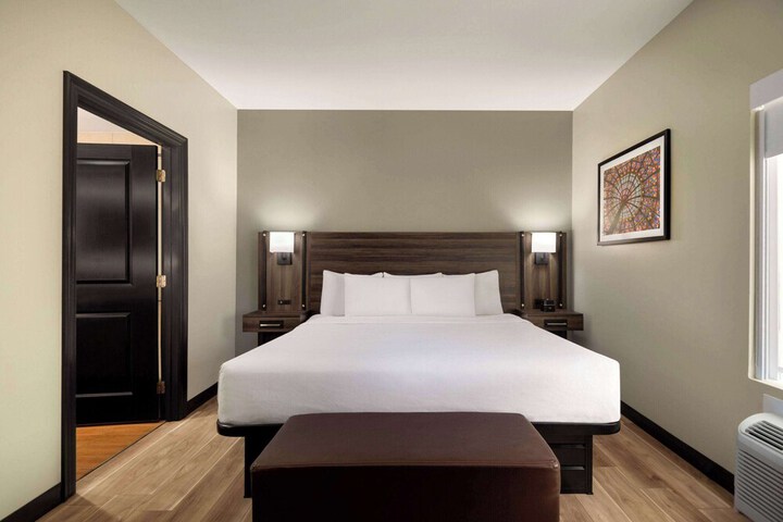 La Quinta Inn & Suites by Wyndham Gonzales LA