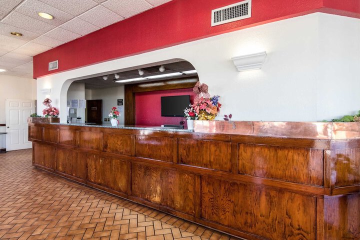 Econo Lodge Inn & Suites Conference Center