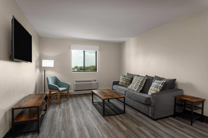 Days Inn and Suites by Wyndham Hammond IN