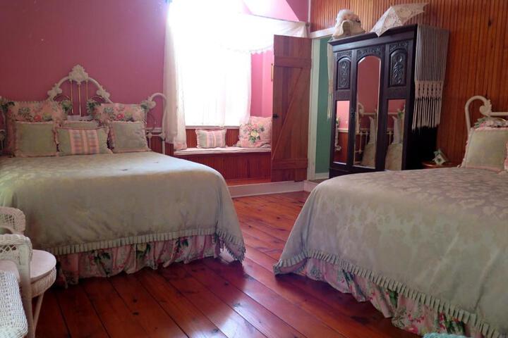 Yellow House B & B