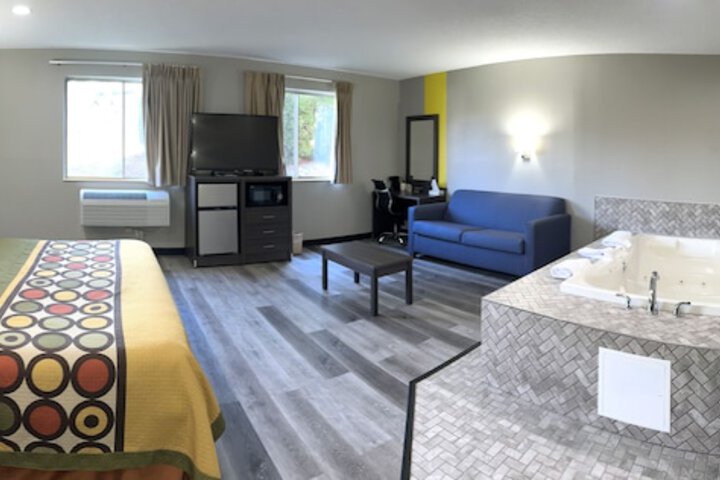 Super 8 by Wyndham Burnham / Lewistown