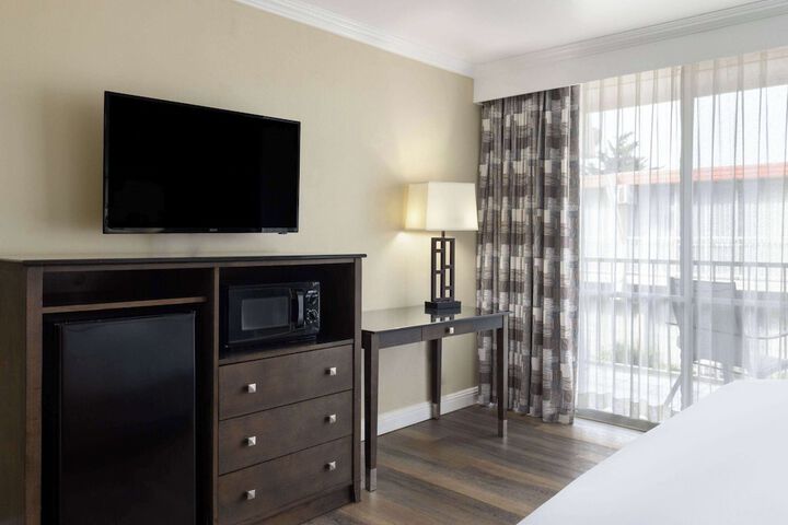 Travelodge by Wyndham Monterey Bay