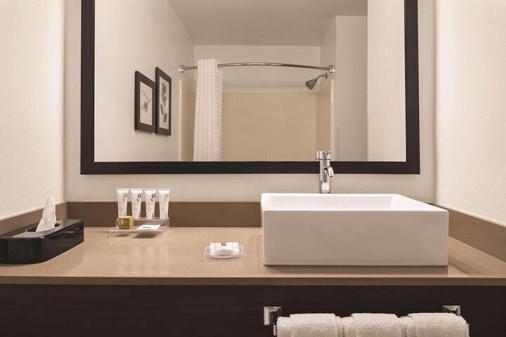 Country Inn & Suites by Radisson Dubuque, IA