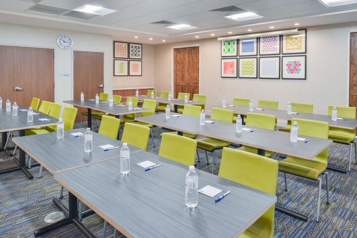 Holiday Inn Express & Suites Chadron by IHG
