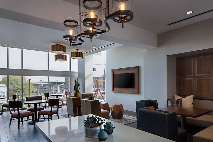 Lounge 77 of 102