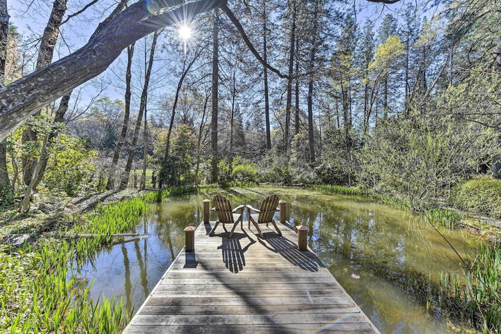 Peaceful Cottage w / Grill & Yard in Grass Valley!