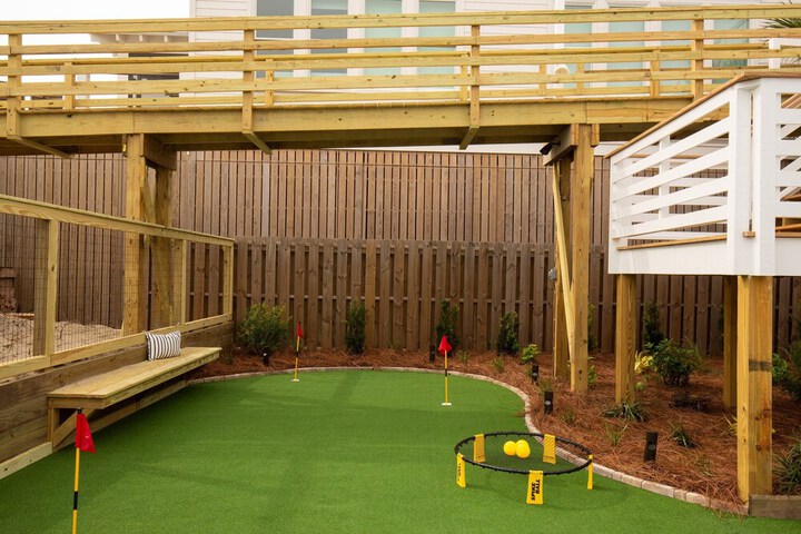 Oceans Eye by Avantstay Beach Front Home w / Roof Top Pool & Putting Green!