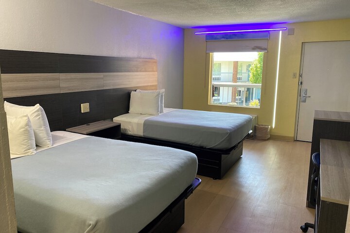 Room 17 of 28