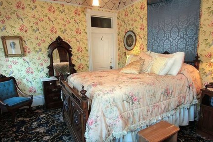 Gingerbread Mansion Inn
