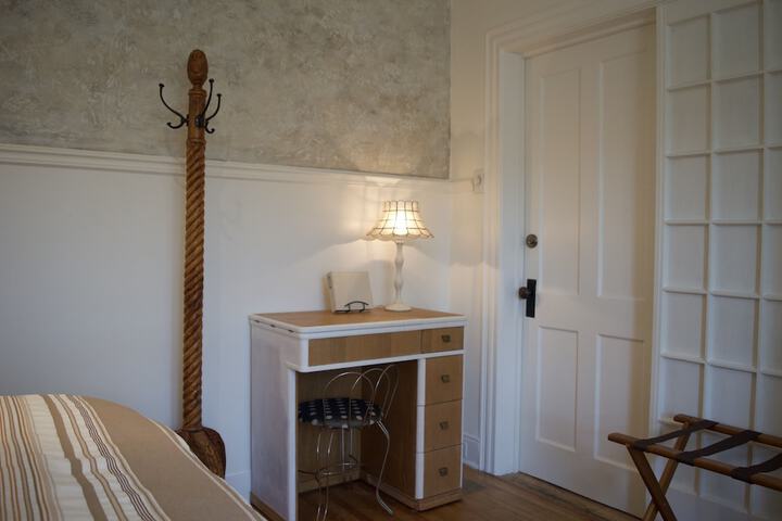 Room 103 of 164