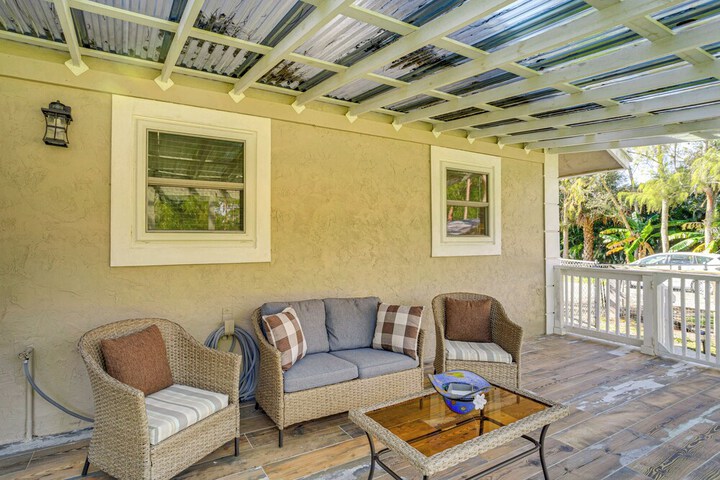 Peaceful Loxahatchee Apartment w / Covered Porch