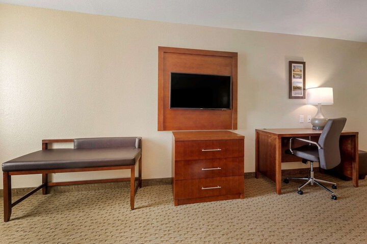 Room 17 of 28
