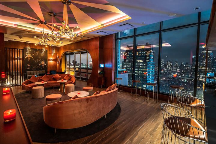 Lounge 41 of 52
