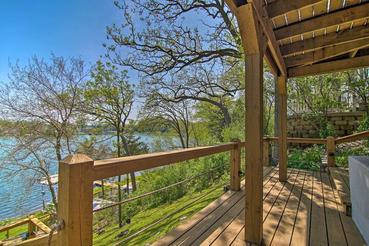 Serene Lakefront Escape: Boat Dock & Grill!