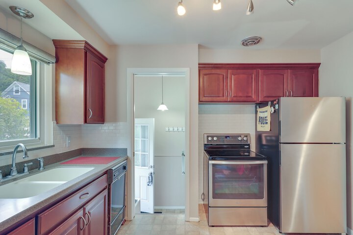 Royal Oak Home: 13 Mi to Downtown Detroit