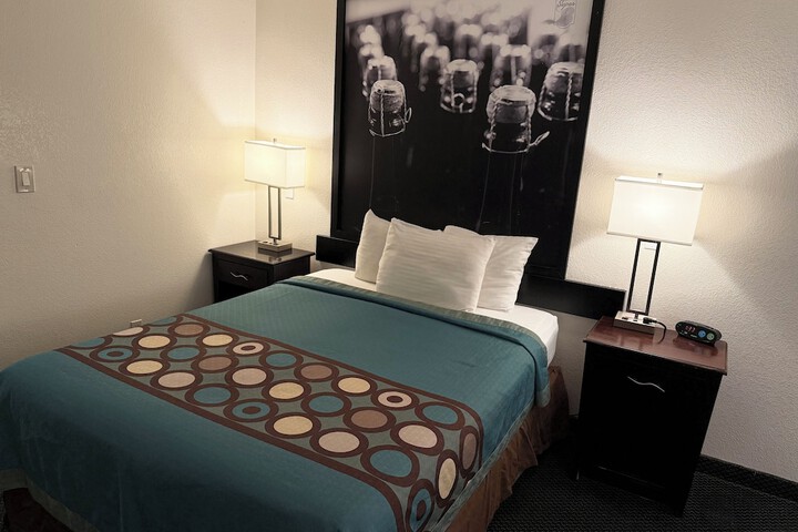 Super 8 by Wyndham Selma / Fresno Area