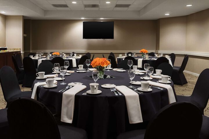 DoubleTree Suites by Hilton Hotel Cincinnati - Blue Ash