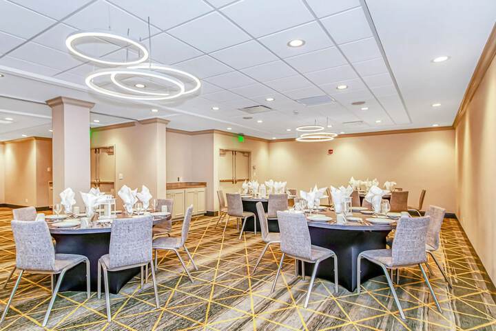 Ballroom/Hall 93 of 100