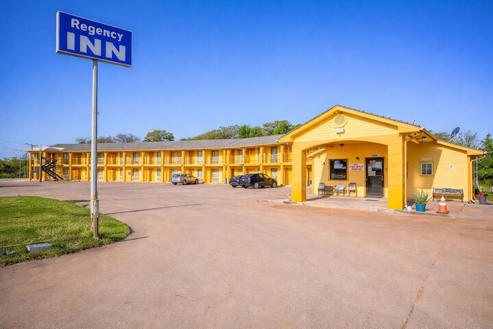 Regency Inn by OYO Rockdale TX