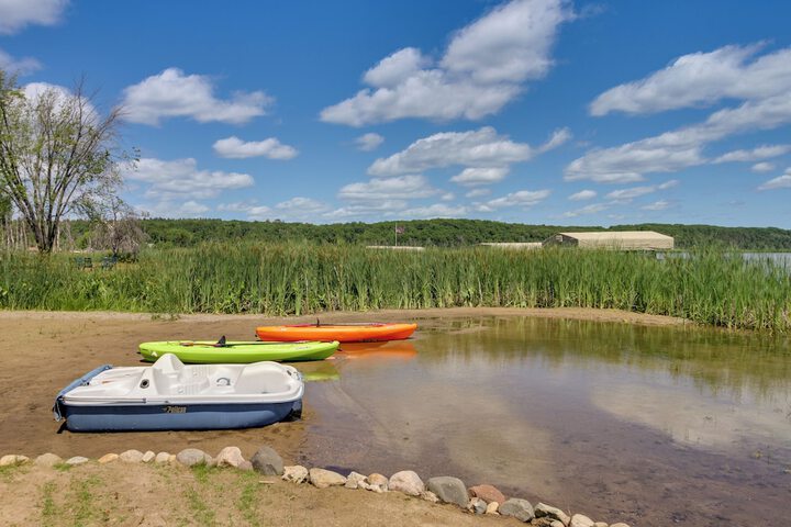 Lakefront Motley Cabin w / Private Deck + Dock!