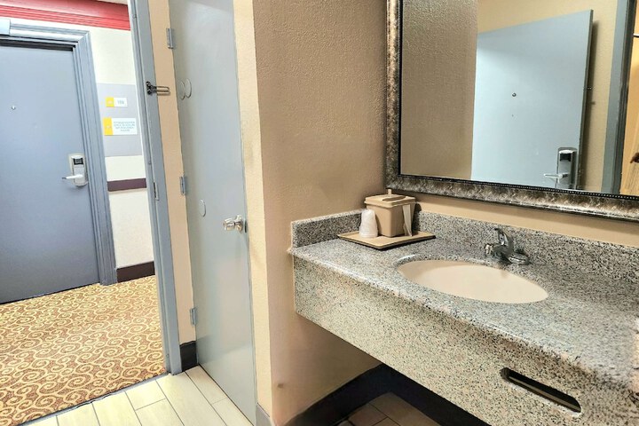 Room 17 of 27