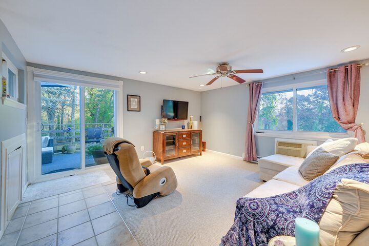Cozy Dix Hills Apt w / Deck 7 Mi to Beach!
