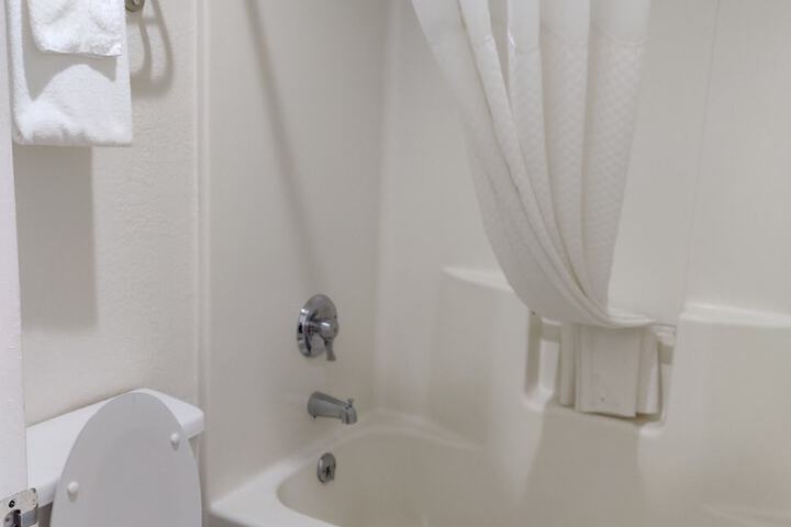 Howard Johnson by Wyndham Holbrook