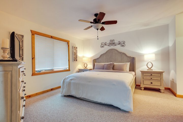 Lake Minocqua Condo w / Shared Fire Pit!