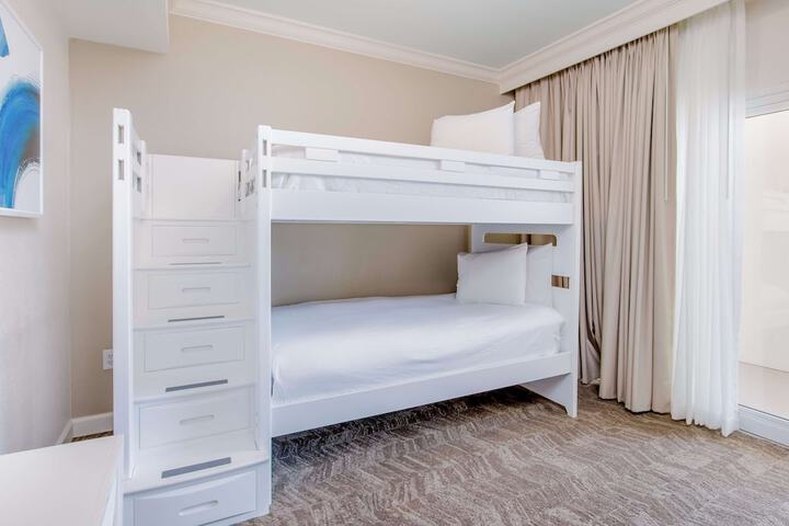 Room 105 of 187