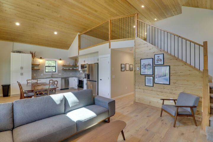 Lakeside Cabin Retreat w / Private Hot Tub!