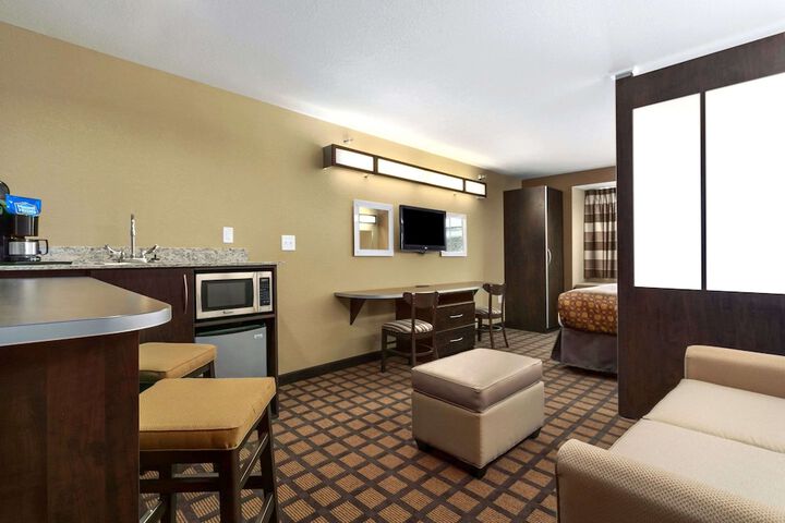 Room 17 of 28