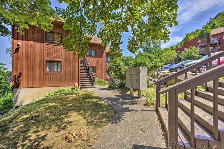 Vernon Township Condo w / Balcony Near Ski Lifts!