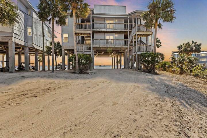 Walkable Beachfront Retreat on Cedar Key!