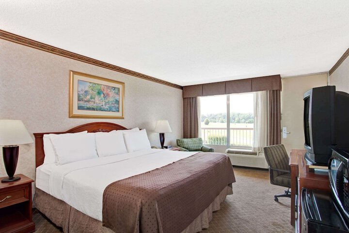 Room 8 of 16